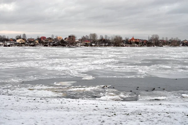 Nézd, a Néva-folyó téli. — Stock Fotó