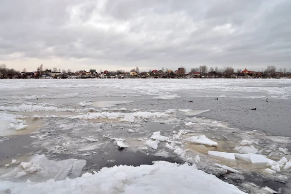 Перегляд річки Нева взимку. — стокове фото