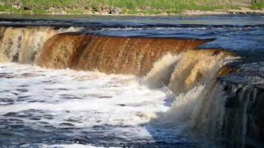 Güneşli bir gün, küçük şelale.