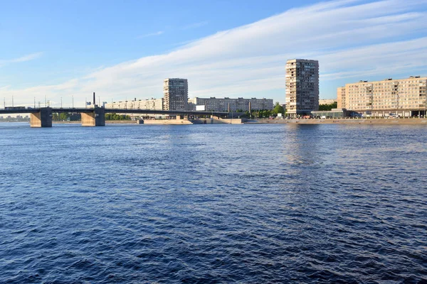 Volodarsky Bridge en Oktyabrskaya Embankment. — Stockfoto