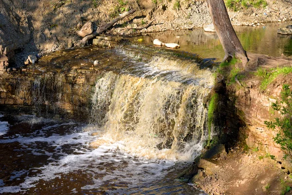 Pequena cachoeira no dia ensolarado . — Fotografia de Stock