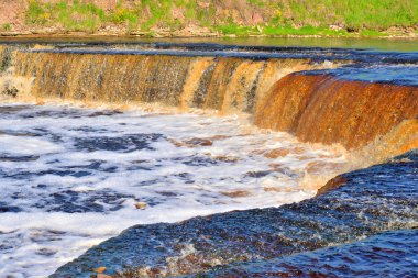 Güneşli bir gün, küçük şelale.