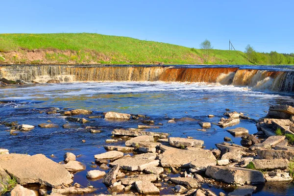 Güneşli bir gün, küçük şelale.