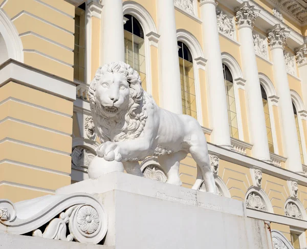 狮子雕像圣彼得堡. — 图库照片