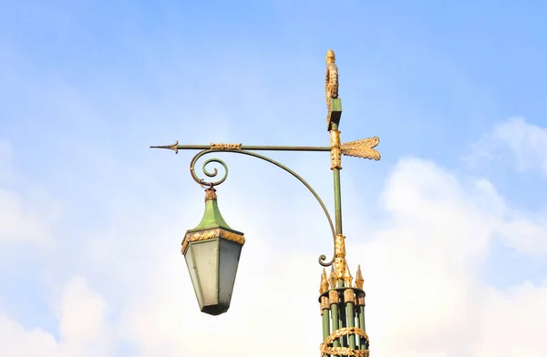 Lampadaire dans l'ancien style . — Photo