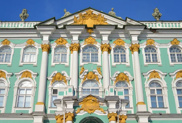 Kışlık Sarayın Hermitage Müzesi görünümünü.