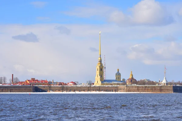 Floden Neva och Peter-Paulfästningen. — Stockfoto