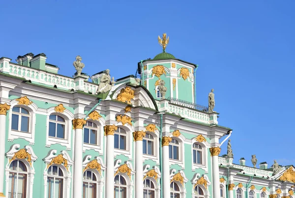 Pohled na Zimní palác muzeum Ermitáž. — Stock fotografie