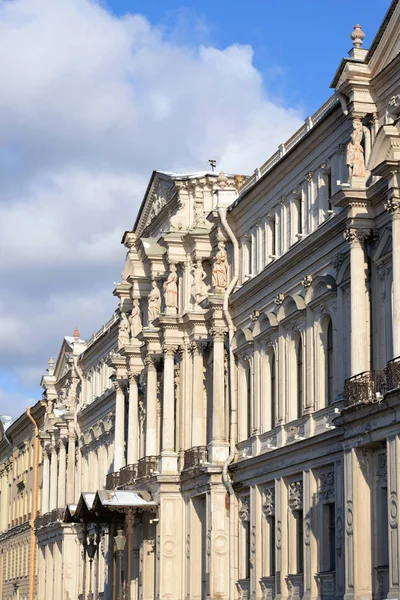 O Palácio Novo-Mikhailovsky em São Petersburgo . — Fotografia de Stock