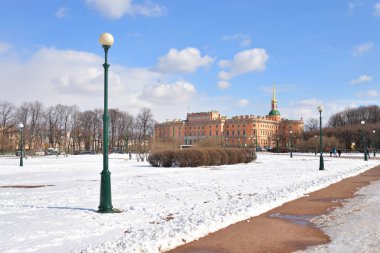 Mikhailovsky Kalesi ve Mars'ın alanı.