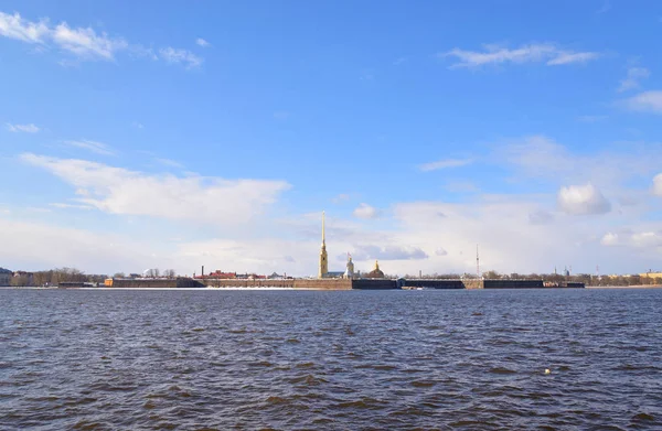 Neva 강 및 피터와 폴 요새. — 스톡 사진