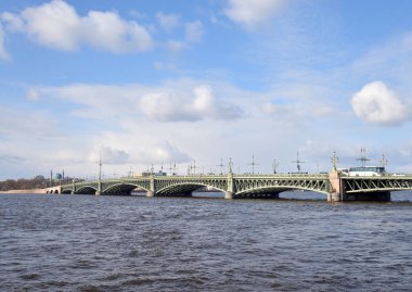 Trinity Köprüsü ve Neva Nehri.