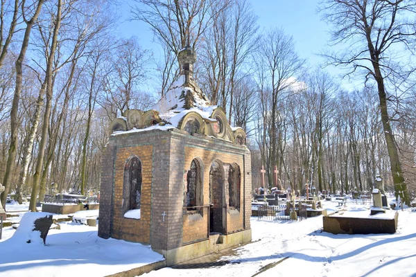Antigua cripta de piedra en el cementerio . — Foto de Stock