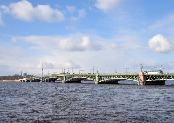 Trinity Bridge en de rivier de Neva. — Stockfoto