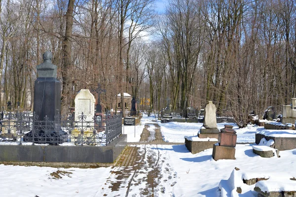 Cimetière Novodevichye à Saint-Pétersbourg . — Photo