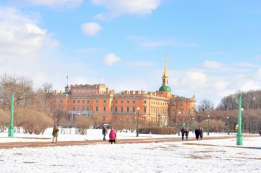 Mikhailovsky Kalesi ve Mars'ın alanı.
