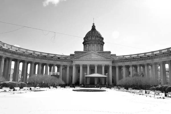 Uitzicht op de Kazan kathedraal in Sint-Petersburg. — Stockfoto