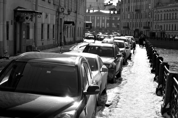 Geparkte Autos auf einer Straße der Stadt. — Stockfoto