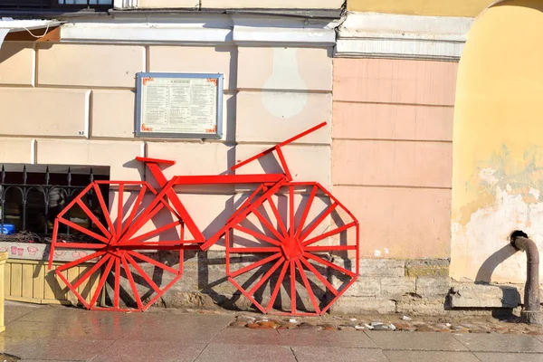 Bicicleta decorativa en una calle de ciudad . —  Fotos de Stock