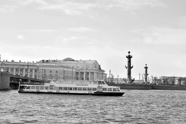 Veduta della freccia dell'isola di Vasilievsky . — Foto Stock