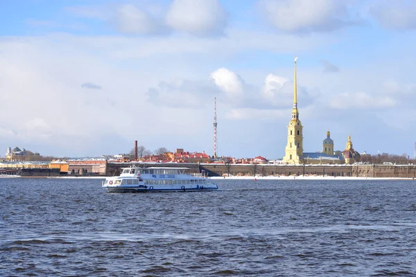 Річка Нева і Петропавлівська фортеця. — стокове фото