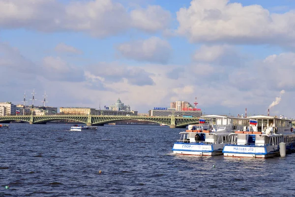 Trinity Köprüsü ve Neva Nehri. — Stok fotoğraf