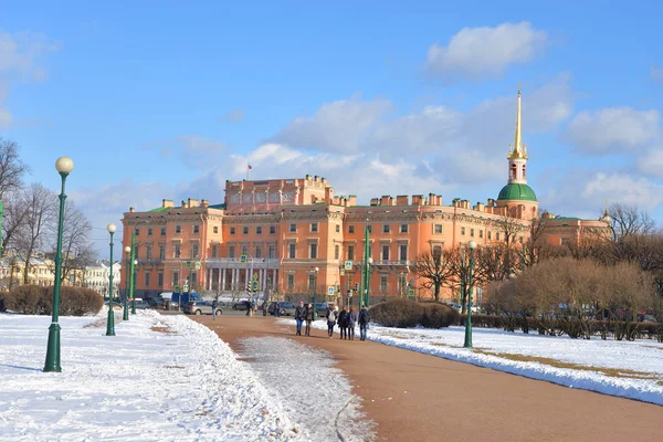 O Castelo de Mikhailovsky e Campo de Marte . — Fotografia de Stock