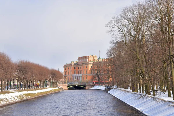 The Mikhailovsky Castle and Moyka River. — Stock Photo, Image