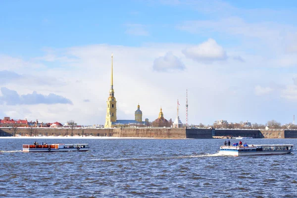 Річка Нева і Петропавлівська фортеця. — стокове фото