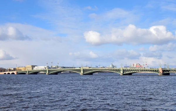 三位一体の橋とネヴァ川. — ストック写真