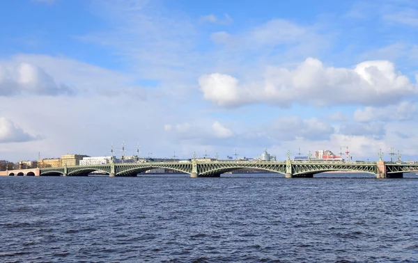 Trinity Köprüsü ve Neva Nehri. — Stok fotoğraf