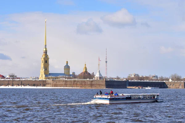 Річка Нева і Петропавлівська фортеця. — стокове фото