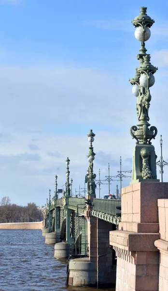 Dreifaltigkeitsbrücke und Neva. — Stockfoto