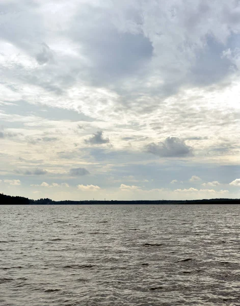 Lago no dia da nuvem . — Fotografia de Stock