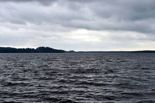 Jezero v den mraků. — Stock fotografie