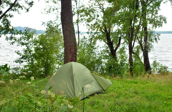 湖の海岸のキャンプ テント. — ストック写真