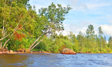 Gölün kıyısında.