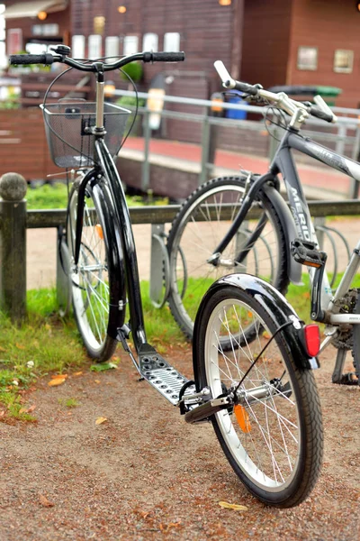 Припаркованный велосипед на городской улице . — стоковое фото