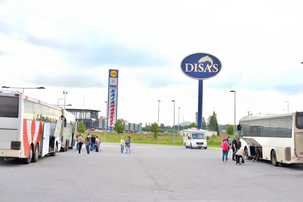 Parking du centre commercial avec bus touristiques . — Photo
