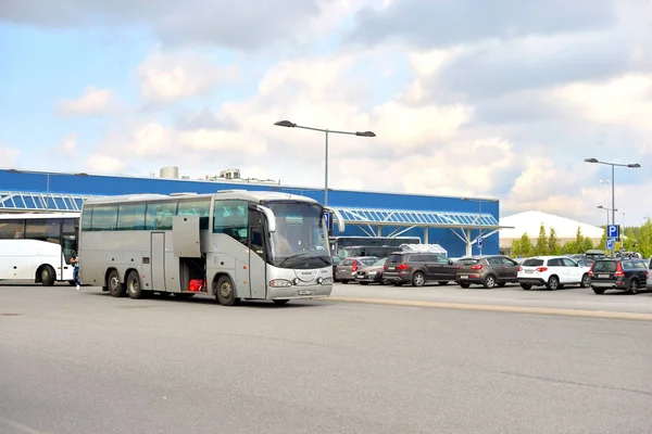 Parkeren van de shopping center met toeristische bussen. — Stockfoto