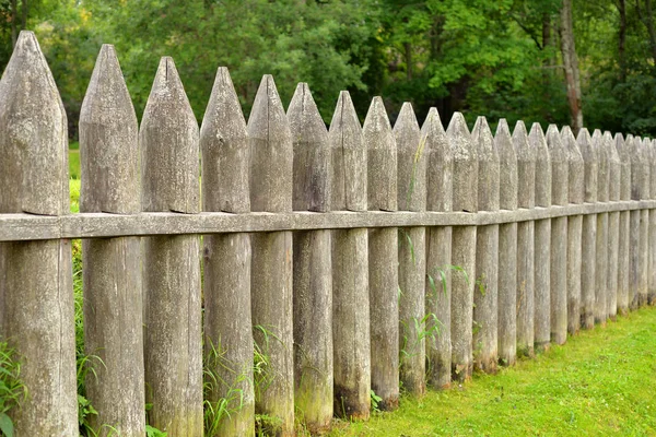 Деревянный забор в Лаппеэнранте . — стоковое фото