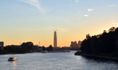 Gün batımında Neva Nehri'nin görünümü.