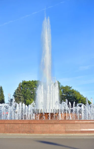 Le déluge d'eau d'une fontaine . — Photo