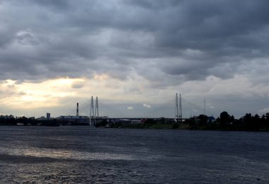 Neva Nehri ve askılı köprü.