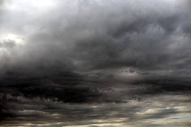 Koyu gri fırtına bulutları.