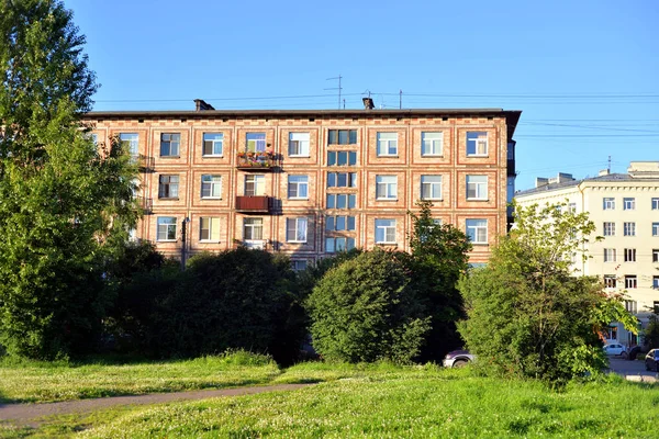 Ladrillo Khrushchev casa . — Foto de Stock