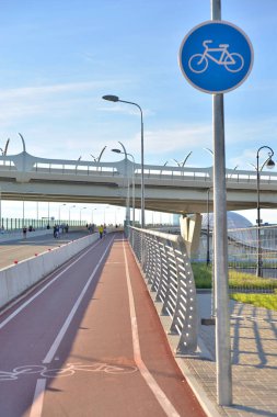 Bisiklet yolu yaz güneşli gün.