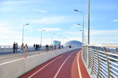 Bisiklet yolu yaz güneşli gün.