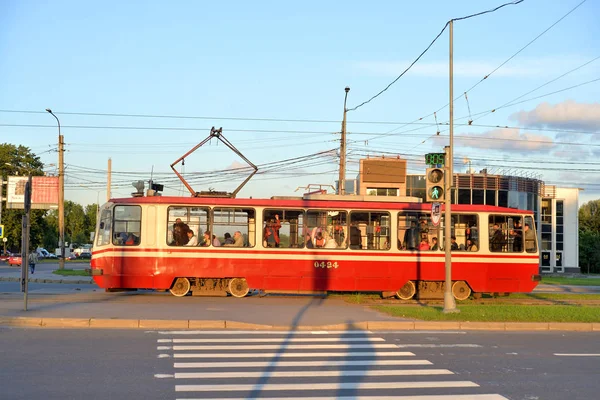 Трамвай на міській вулиці . — стокове фото
