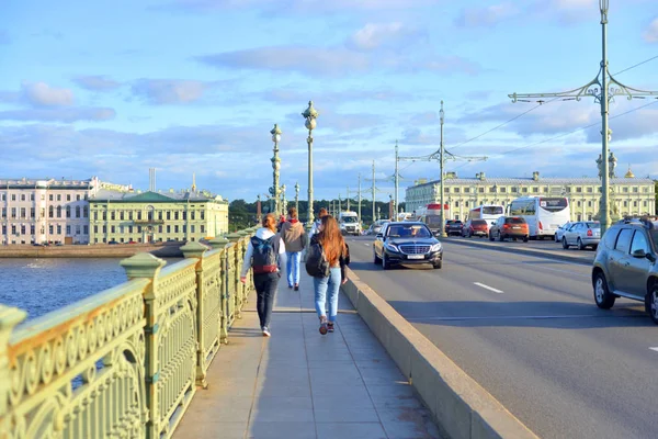 Neva Nehri Trinity Köprüsü.